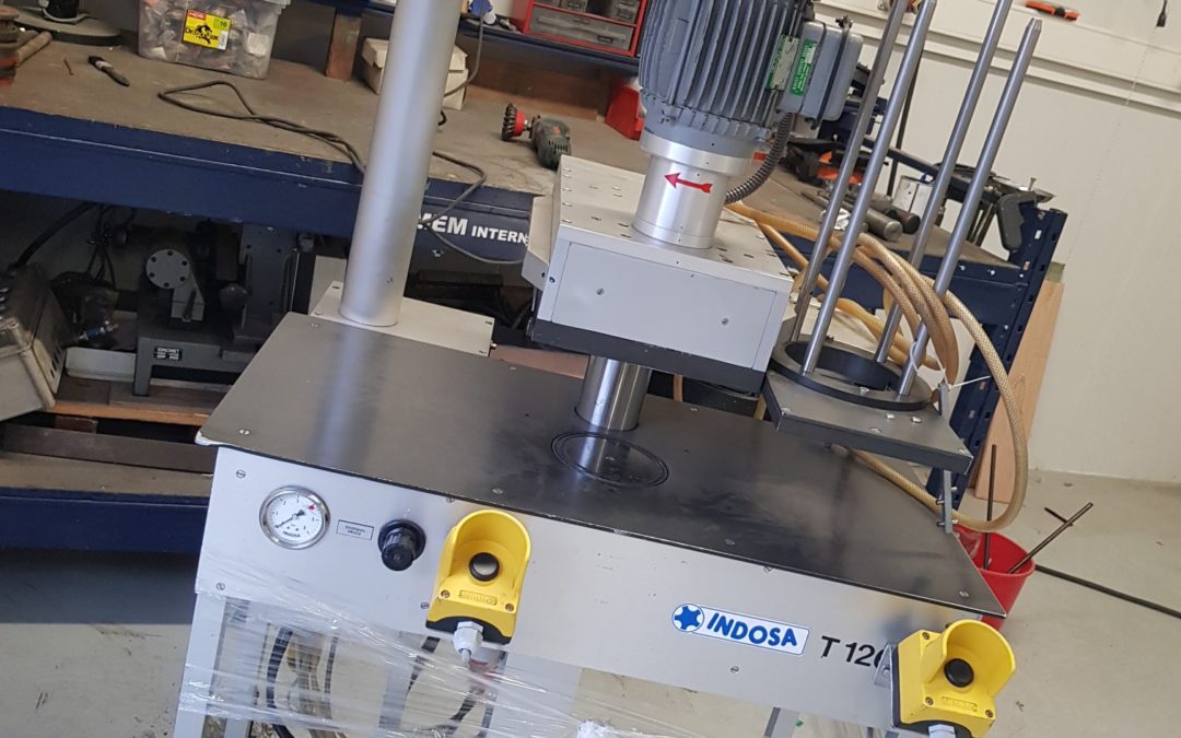 Indosa Type 126 D semi-automatic seamer with semi automatic feeder