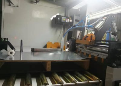 Automatic pail welder feeding table