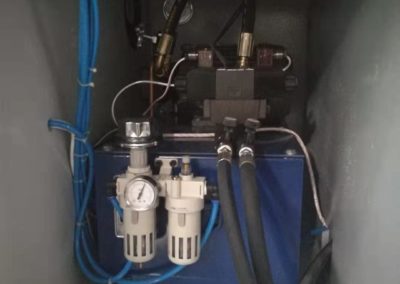 Automatic pail welder hydrolic system and air regulation