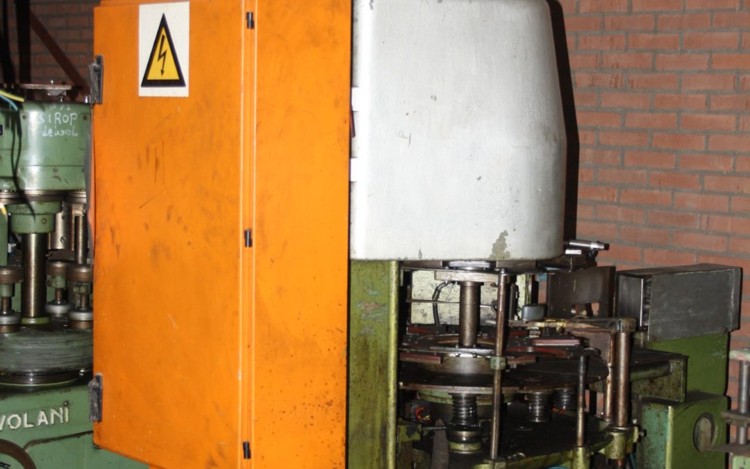 Automatic Lubeca seamer type LW 303 for rectangular cans